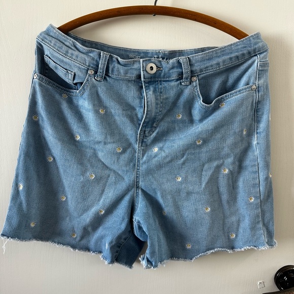 Style & Co women’s size 10 shorts, EUC, High Waisted, embroidered with daisies!! - Picture 7 of 9